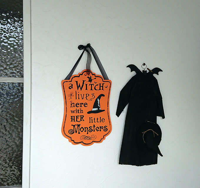 a Witch lives here with HER little Monsters ハロウィン飾り